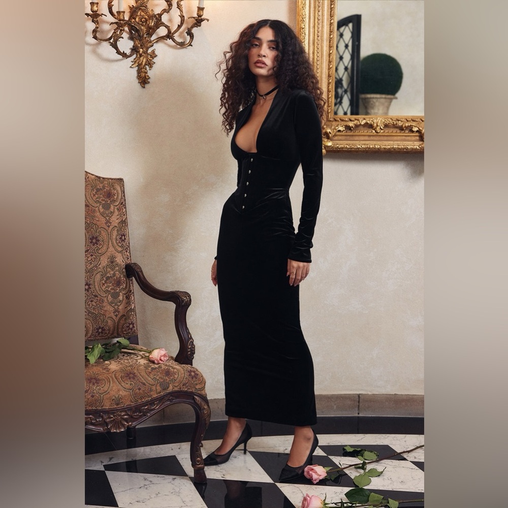 ARABELLA
Black Velvet Corset Dress
 House of CB